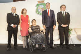 Imagem: Os homenageados Huygens Garcia, Maria da Penha e Fausto Nilo, ao lado do Governador Camilo Santana e da Vice-Governadora Izolda Cela (Foto: Divulgação)