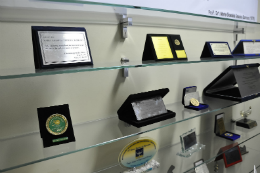 Imagem: Placas, medalhas e outros prêmios recebidos pela Profª Grasiela Barroso estão à mostra no memorial (Foto: Guilherme Braga)