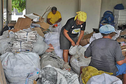 Imagem: Catadores separando material reciclável doado pela UFC