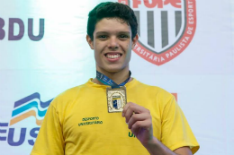 Imagem: Breno no pódio com a medalha de ouro