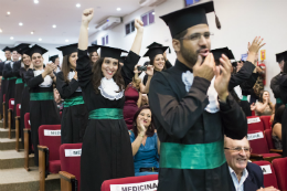 Imagem: Formandos de Medicina vibraram com a cerimônia de colação de grau (Foto: Ribamar Neto)