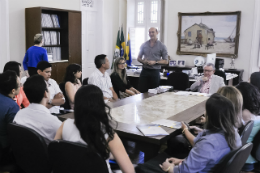 Imagem: Reitor em exercício da UFC, Prof. Henry Campos, empossou 14 servidores nesta quarta-feira (Foto: Ribamar Neto)