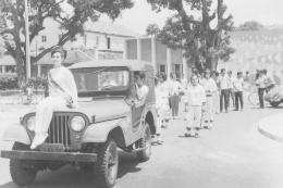 Imagem: Alunos desfilam nos Jogos Universitários de 1965; ao fundo a antiga sede do MAUC ao lado da mais recente (Foto: Arquivo Memorial da UFC)