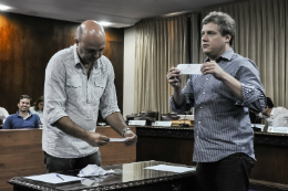 Imagem: Apuração da votação da lista tríplice para Reitor foi feita pelos professores Davi Romero, diretor do Campus de Quixadá, e Sandro Gouveia, diretor do Instituto de Cultura e Arte (Foto: Ribamar Neto)