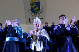 Imagem: Reitor Henry Campos, entre os Pró-Reitores Ciro Nogueira e Custódio Almeida, aplaude os formandos (Foto: Jr. Panela)