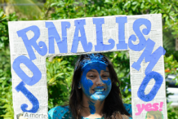 Imagem: Aluna novata do Curso de Jornalismo durante matrícula no Campus do Pici