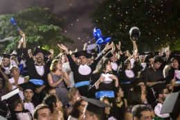 Imagem: Em meio à multidão na Concha Acústica, muitas histórias de persistência se revelam (Foto: Ribamar Neto)