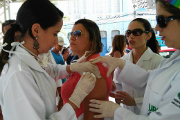 Imagem: Aluna do Curso atende mulher na Praça do Ferreira