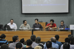 Imagem: Componentes da mesa de discussão durante 