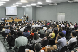 Imagem: Pessoas no auditório acompanhando a audiência