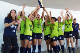 Imagem: Equipe de futsal feminino da UFC levantando a taça após ganhar o título