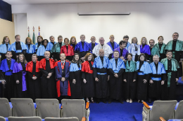 Imagem: Diretores de unidades acadêmicas posam para foto durante cerimômia de posse, no auditório da Reitoria