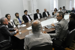 Imagem: Reitor Henry Campos reuniu-se com representantes das prefeituras de Fortaleza, Sobral e São Gonçalo, o cônsul da Suécia e Dinamarca e representantes do Governo do Estado (Foto: Ribamar Neto)