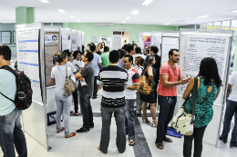 Imagem: Alunos apresentando trabalhos durante edição do Encontro de Práticas Docentes