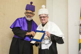 Imagem: O Reitor Henry Campos outorgou o título de Doutor Honoris Causa ao artista plástico Descartes Gadelha (Foto: Ribamar Neto)