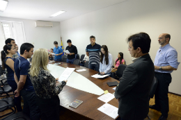 Imagem: Novos servidores sendo empossados na sala de reuniões da Vice-Reitoria