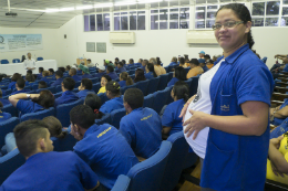 Imagem: Maria Rogiane Rodrigues, grávida de sete meses, era uma das ouvintes mais interessadas no assunto (Foto: Jr. Panela)