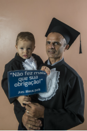 Imagem: Miguel chamou a atenção de todos ao ser conduzido nos braços de seu avô Luiz Cézar Sousa (Foto: Jr. Panela/UFC)