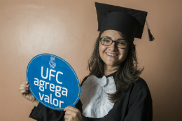 Imagem: Rebeca Ponce se formou em Enfermagem (Foto: Jr. Panela/UFC)