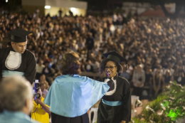 Imagem: Na segunda noite de colação em Fortaleza, 386 estudantes foram diplomados (Foto: Viktor Braga/UFC)