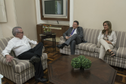 Imagem: Reitor Henry Campos, secretário estadual da Justiça e Cidadania, Hélio Leitão, e a coordenadora do Núcleo de Saúde Prisional, Aline Cabral, discutem parceria (Foto: Jr. Panela/UFC) 