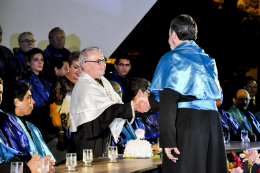 Imagem: Reitor Henry de Holanda Campos cumprimenta o Pró-Reitor Cláudio Marques (Foto: Ribamar Neto/UFC)