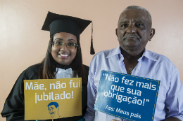 iMAGEM: Regina Balbino da Silva, graduanda do bacharelado em Geografia, ao lado do pai Manuel da Silva (Foto: Viktor Braga/UFC)