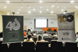 Imagem: Selos comemorativos dos 100 anos da Faculdade de Farmácia e Odontologia e dos 40 anos da Enfermagem foram apresentados (Foto: Ribamar Neto/UFC)