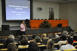 Imagem: O Vice-Reitor da UFC, Prof. Custódio de Almeida, falou sobre "Ser universidade no Brasil do século XXI" (Foto: Ribamar Neto/UFC)