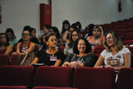 Imagem: Pesquisadoras no auditório da FEAAC