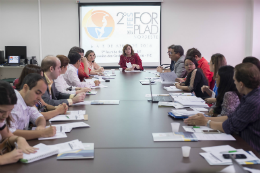 Imagem: Pró-Reitora de Administração da UFC, Profª Denise Corrêa, conduzindo a reunião com os gestores (Foto: Jr. Panela/UFC)