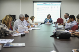 Imagem: Pró-Reitora de Administração da UFC, Profª Denise Corrêa, conduzindo a reunião com os gestores no 2º dia do Forplad - Regional Nordeste (Foto: Viktor Braga/UFC)