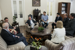 Imagem: Visita de comitiva da Memorial University of Newfoundland ocorreu no Gabinete do Reitor (Foto: Ribamar Neto/UFC)