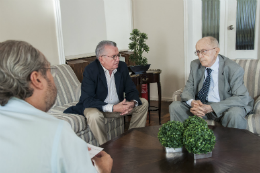 Imagem: Reitor Henry Campos conversa com o Professor Emérito da UFC Paulo Bonavides