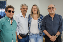 Imagem: A pedagoga Karina Martins com a banca examinadora, da esquerda para a direita: o Prof. Antônio Roberto Xavier, da Unilab; o Prof. Rui Martinho Rodrigues e o Prof. Elmo Vasconcelos (ambos da Faced) (Foto: Viktor Braga/UFC)