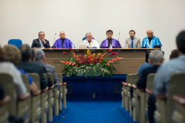 Imagem: Mesa da solenidade que entregou ao filósofo Manfredo Oliveira o título de Prof. Emérito da UFC (Foto: Viktor Braga/UFC)