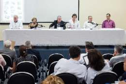 Imagem: Mesa da solenidade que comemorou os 68 anos da Faculdade de Medicina (Foto: Ribamar Neto/UFC)