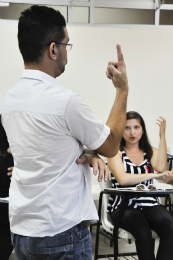 Imagem: Professor de Letras-Libras ensina alunos em sala de aula