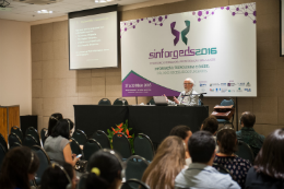 Imagem: Prof. Birger Hjørland, da Royal School of Library and Information Science da Dinamarca, participou do ciclo de palestras do IV Seminário Internacional de Informação para a Saúde (Foto: Viktor Braga)