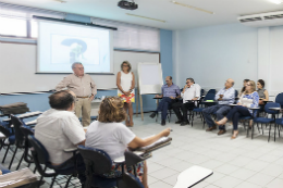 Imagem: Prof. Henry Campos falando durante a abertura do curso