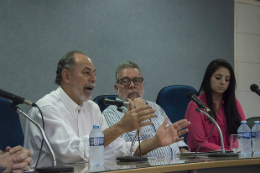 Imagem: Inácio Arruda, Secretário da Ciência, Tecnologia e Educação Superior do Estado, e o Prof. Luís Drude, presidente interino da Funcap, na mesa do encontro com estudantes de pós-graduação