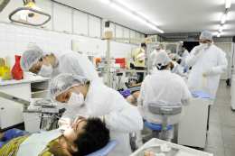 Imagem: Estudantes regularmente matriculados em cursos de graduação presencial da UFC podem ter acesso gratuito a consultas em clínica geral e odontologia (Foto: Jr. Panela)