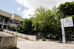 Imagem: Fachada do prédio da Biblioteca de Ciências e Tecnologia (Foto: Ribamar Neto/UFC)