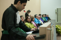 Imagem: Concludente discursa durante cerimônia de formatura (Foto: Viktor Braga/UFC)