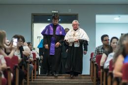 Imagem: Reitor, Vice-Reitor e professores entram, com suas vestes talares, no local da solenidade (Foto: Viktor Braga)