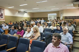 Imagem: Empossados atentos no auditório ouvindo o Reitor