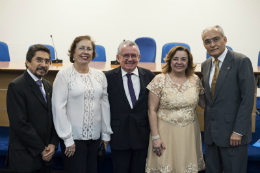 Imagem: Da esquerda para a direita, os professores Luzmar Veras Rodrigues, Valéria Góes, Henry Campos (Reitor), Denise Correa e Glauco Lobo (Foto: Viktor Braga/UFC)