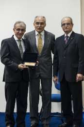 Imagem: Durante o evento, foram feitas homenagens a professores do Departamento de Cirurgia (Foto: Viktor Braga)