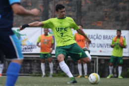 Atleta da UFC no campo chutando a bola