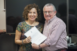 Imagem: Prof. Henry Campos entrega termo de posse a nova servidora da UFC